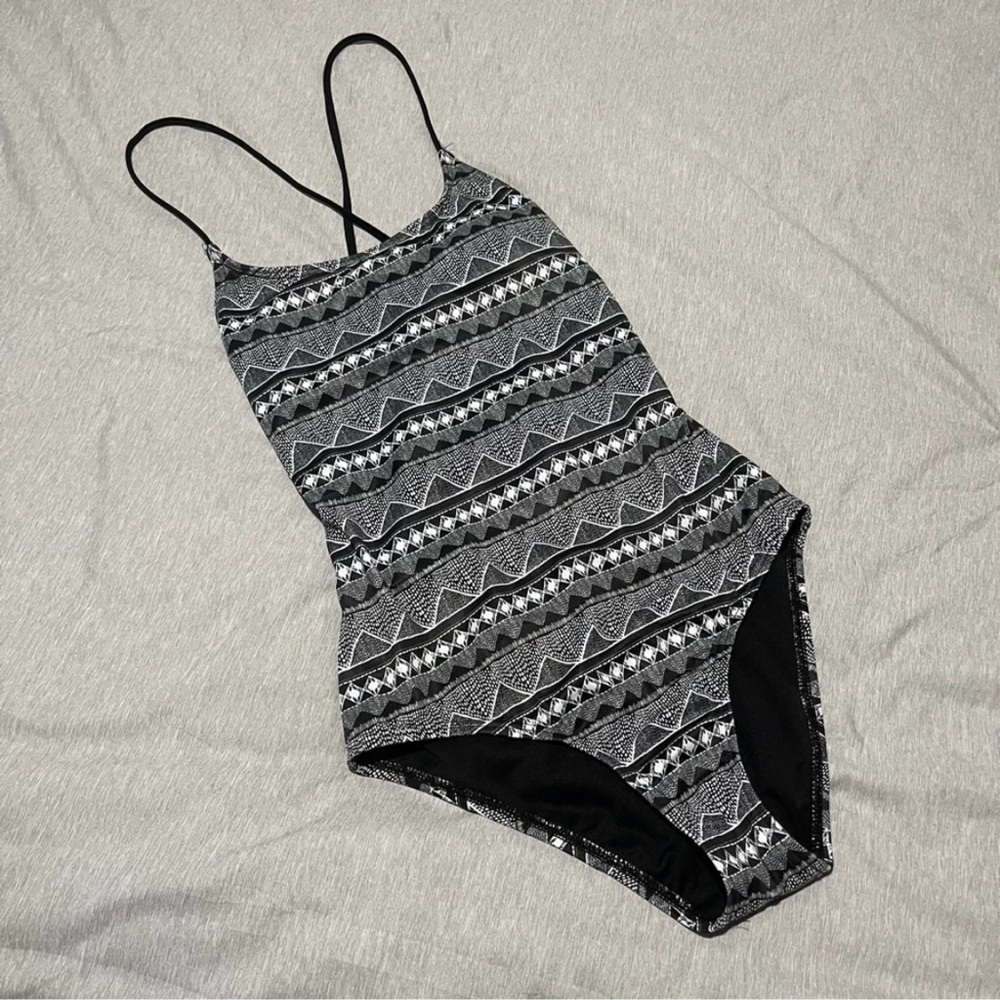 REEF lace up back swimsuit NWOT